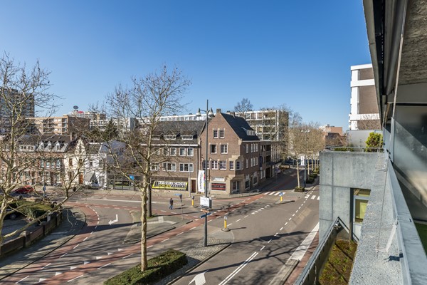 Foto - Te koop: Dit instapklare gerenoveerde 2 slaapkamer appartement uit 2017 met energielabel A in centrum Heerlen.